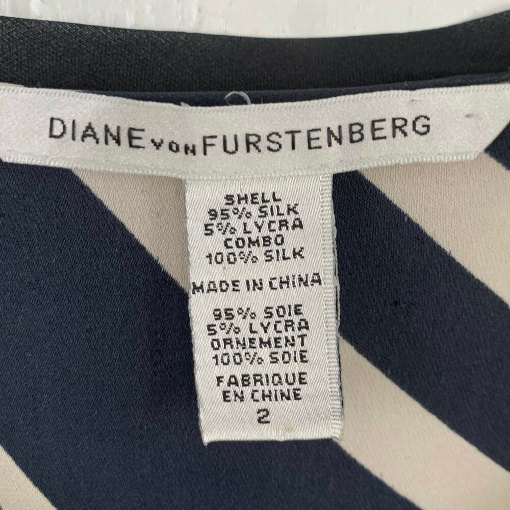 Diane von Furstenberg DVF Silk Blouse Size 2 Abstract Print Ruched Sleeve Top - Picture 4 of 7